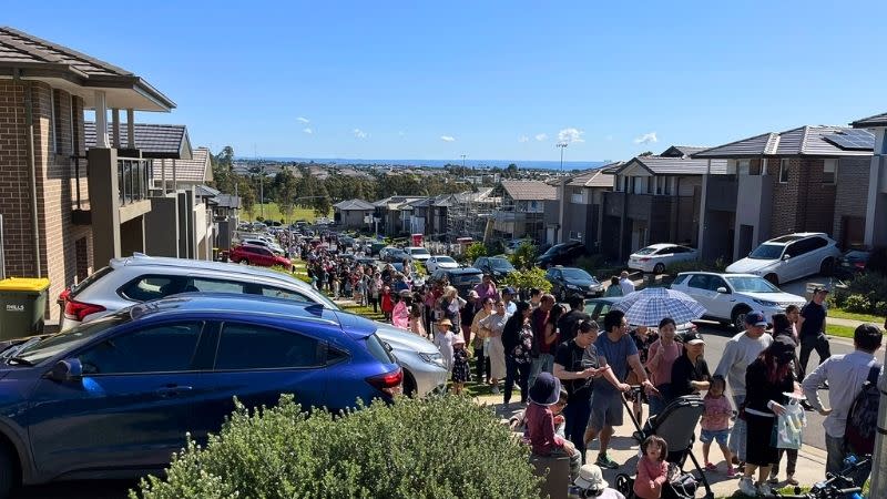 ▲ Record crowds line up to attend the auction at One Fairway estate 2022